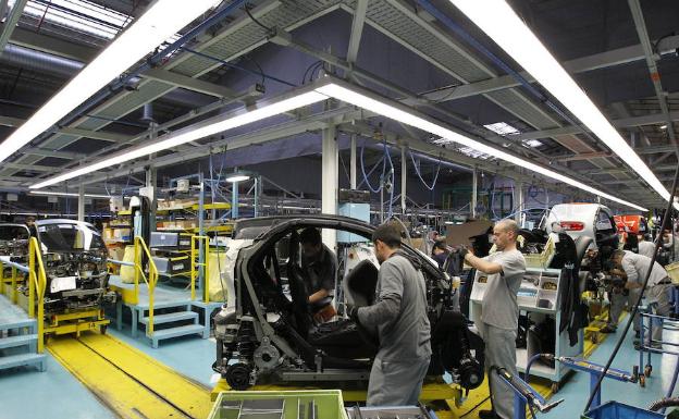  Varios trabajadores de Renault en una de las cadenas de montaje de su fábrica en Valladolid. 