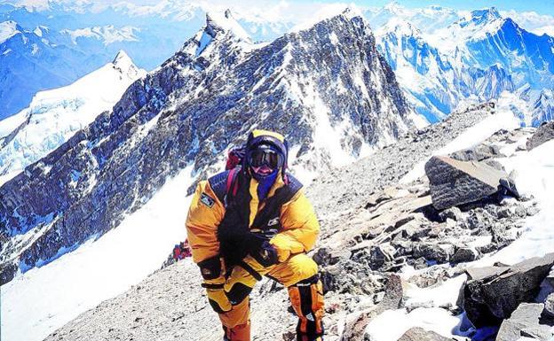 Juanito Oiarzabal, en la cima del Annapurna el 29 de abril de 1999. 