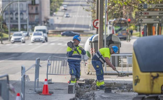 Las obras comenzaron ayer en la Avenida de Pontejos, donde dos operarios trabajan en una acera del entorno del estadio .