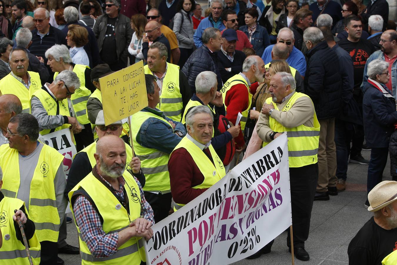 Unas 1.500 personas, según fuentes de la Policía Local, han participado hoy por las calles de Torrelavega en la manifestación del 1 de Mayo convocada por la Intersindical Cántabra (SUC, STEC, SCAT, SF), y que este año ha estado presidida por el lema «En derechos laborales, ni un paso atrás».