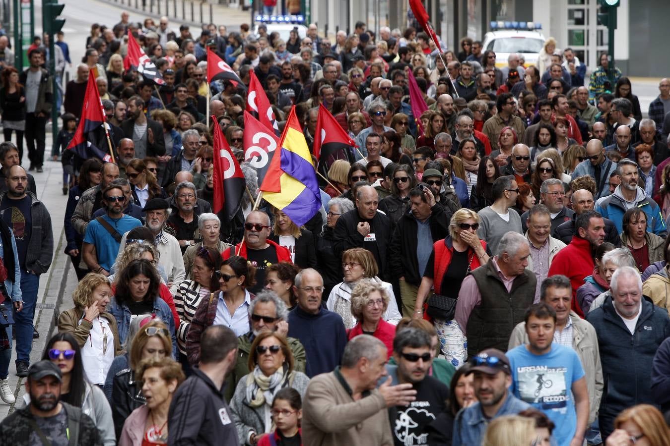 Unas 1.500 personas, según fuentes de la Policía Local, han participado hoy por las calles de Torrelavega en la manifestación del 1 de Mayo convocada por la Intersindical Cántabra (SUC, STEC, SCAT, SF), y que este año ha estado presidida por el lema «En derechos laborales, ni un paso atrás».