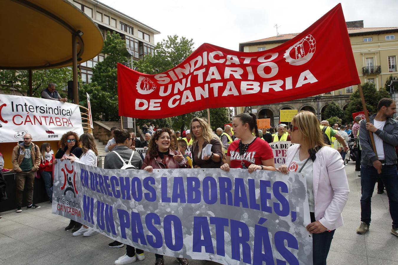 Unas 1.500 personas, según fuentes de la Policía Local, han participado hoy por las calles de Torrelavega en la manifestación del 1 de Mayo convocada por la Intersindical Cántabra (SUC, STEC, SCAT, SF), y que este año ha estado presidida por el lema «En derechos laborales, ni un paso atrás».