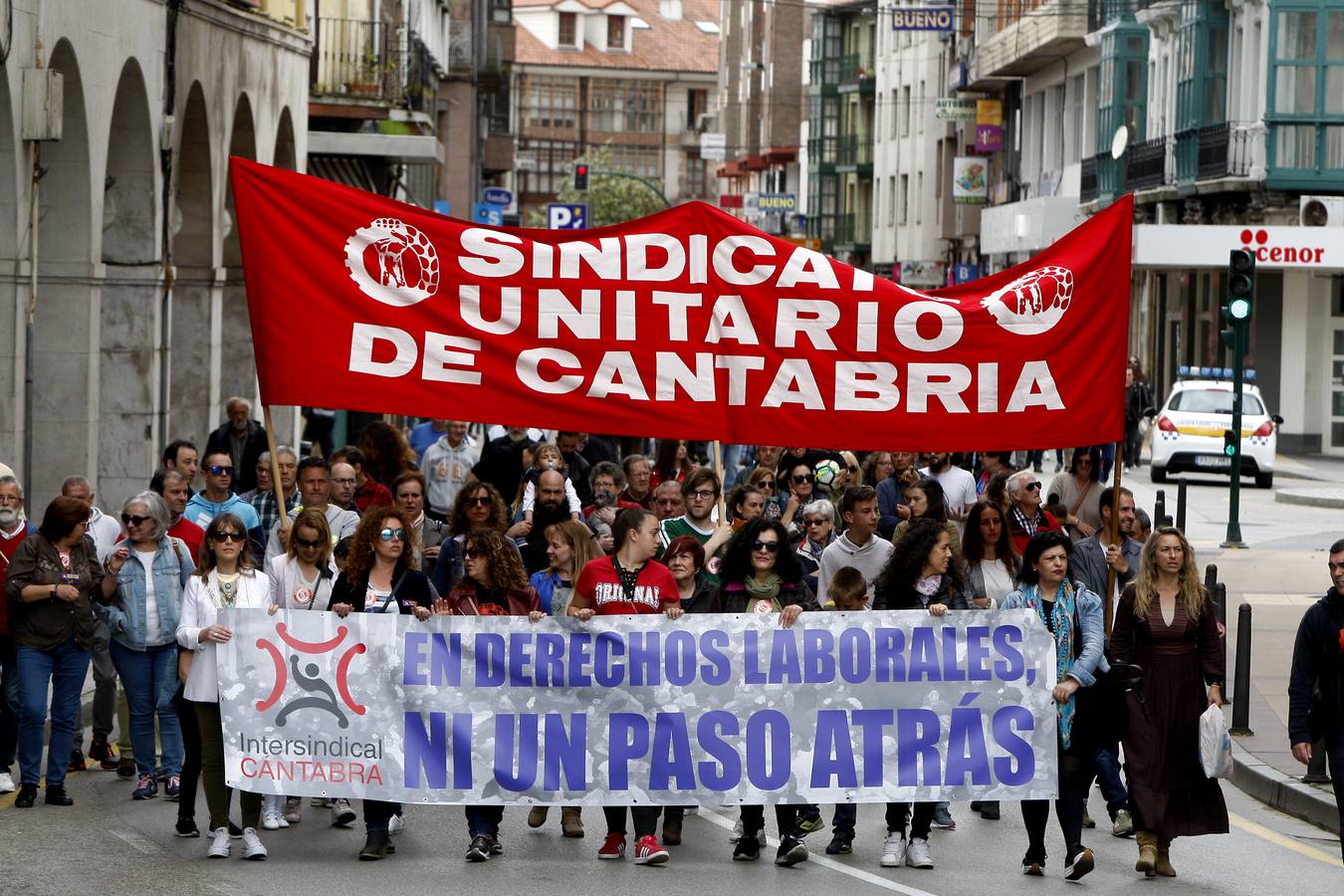 Unas 1.500 personas, según fuentes de la Policía Local, han participado hoy por las calles de Torrelavega en la manifestación del 1 de Mayo convocada por la Intersindical Cántabra (SUC, STEC, SCAT, SF), y que este año ha estado presidida por el lema «En derechos laborales, ni un paso atrás».