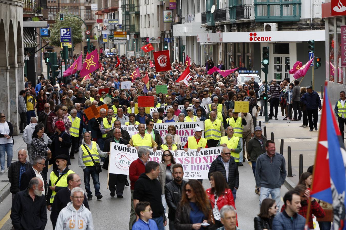 Unas 1.500 personas, según fuentes de la Policía Local, han participado hoy por las calles de Torrelavega en la manifestación del 1 de Mayo convocada por la Intersindical Cántabra (SUC, STEC, SCAT, SF), y que este año ha estado presidida por el lema «En derechos laborales, ni un paso atrás».