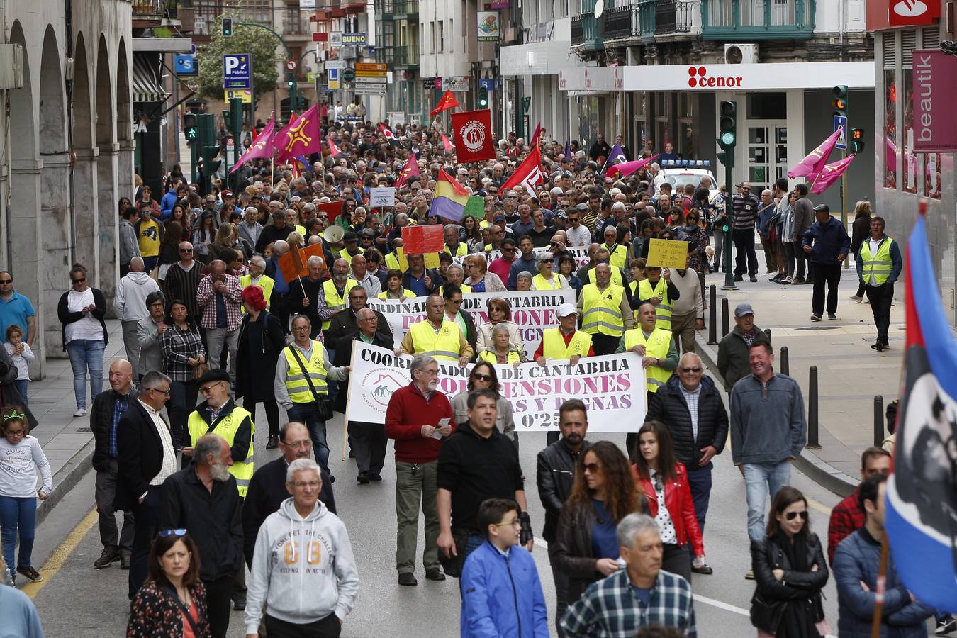 Unas 1.500 personas, según fuentes de la Policía Local, han participado hoy por las calles de Torrelavega en la manifestación del 1 de Mayo convocada por la Intersindical Cántabra (SUC, STEC, SCAT, SF), y que este año ha estado presidida por el lema «En derechos laborales, ni un paso atrás».