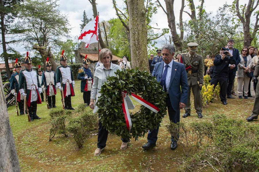 El presidente de Cantabria, Miguel Ángel Revilla; la consejera de Presidencia y Justicia, Paula Fernández y Ester Bolado alcaldesa de Camargo, participan en los actos conmemorativos del 2 de mayo en homenaje a Pedro Velarde en el Museo Etnográfico de Cantabria, en Camargo. 