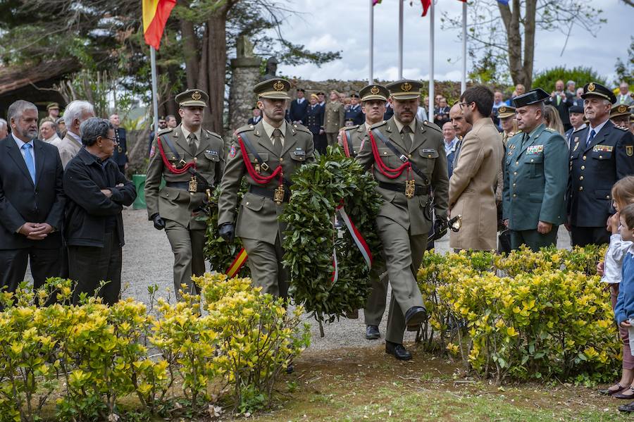 El presidente de Cantabria, Miguel Ángel Revilla; la consejera de Presidencia y Justicia, Paula Fernández y Ester Bolado alcaldesa de Camargo, participan en los actos conmemorativos del 2 de mayo en homenaje a Pedro Velarde en el Museo Etnográfico de Cantabria, en Camargo. 