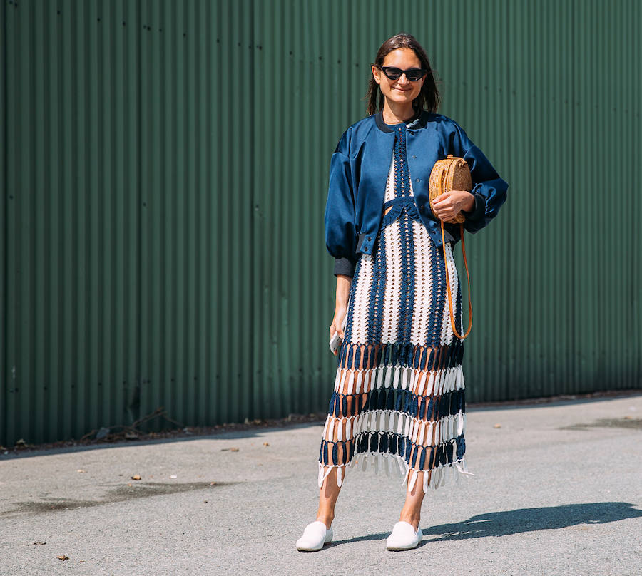 'Fishnet'. Además de los bolsos que nuestras madres y abuelas utilizaban para ir a la compra, el tejido en red vuelve y se lleva con tops, faldas y vestidos de todos los largos. Aunque el color dominante en esta tendencia sea el beige, también puedes atreverte a llevarlo estampado o de colores. El trabajo 'handmade' más tradicional está listo para revivir su época de oro, en formas de nudos, crochet o macramé.