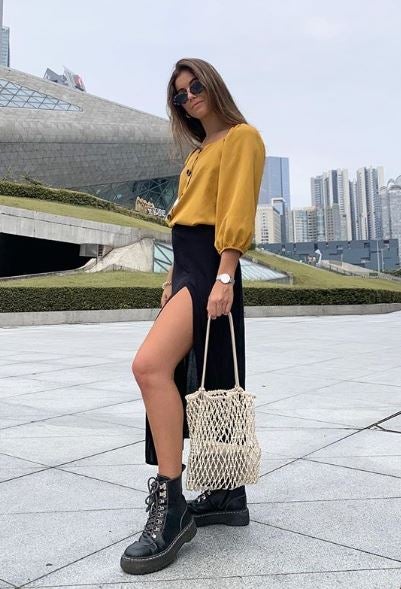 'Fishnet'. Además de los bolsos que nuestras madres y abuelas utilizaban para ir a la compra, el tejido en red vuelve y se lleva con tops, faldas y vestidos de todos los largos. Aunque el color dominante en esta tendencia sea el beige, también puedes atreverte a llevarlo estampado o de colores. El trabajo 'handmade' más tradicional está listo para revivir su época de oro, en formas de nudos, crochet o macramé.