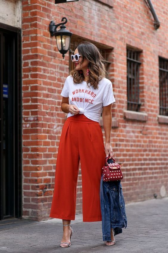 Pantalones 'culotte'. Constituyen el look minimalista y estival por excelencia. Combinados con prendas básicas o formando un conjunto 'total white' son uno de nuestros looks favoritos. El corte 'culotte' o acampanado viene pisando fuerte desde el invierno pasado y parece que ha llegado para quedarse.