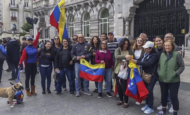 Una imagen del grupo de venezolanos que se manifestó ayer frente al Ayuntamiento de Santander. :: dm