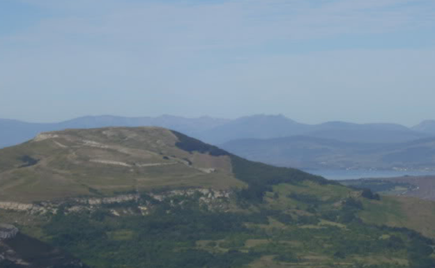 Desde el borde del farallón, al NO se ve el Pantano del Ebro.