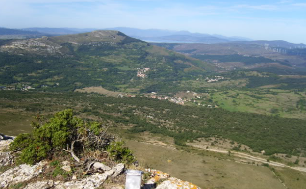 Buzón del Dulla con el Cerro de la Maza (1.165 m) y los pueblos de Santelices, Pedrosa de Valdeporres, Cidad y Dosante.