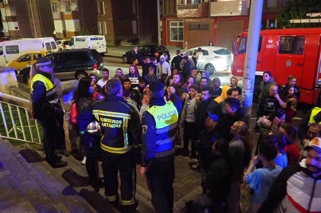 Los vecinos de un edificio de la calle Fuente del Fresno de Santander desalojaron en plena noche sus casas por la densa humareda procedente del incendio de un coche en el garaje comunitario.