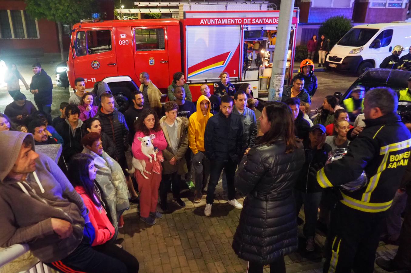 Los vecinos de un edificio de la calle Fuente del Fresno de Santander desalojaron en plena noche sus casas por la densa humareda procedente del incendio de un coche en el garaje comunitario.