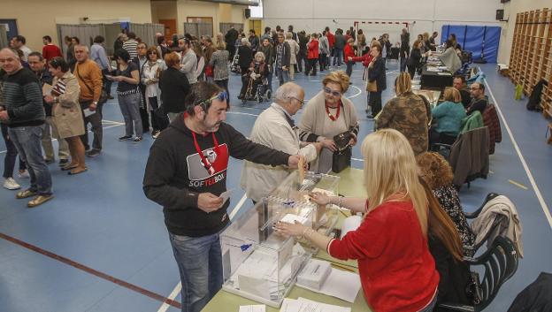 Los electores votan en el pabellón del colegio Cervantes, uno de los dos únicos centros donde el PP se impuso en alguna mesa.