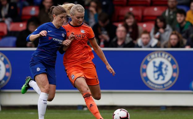 Hegerberg pugna con su compatriota Maren Mjelde durante la semifinal de Champions ante el Chelsea