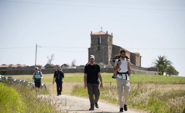 Peregrinos a su paso por San Pedro de Oreña