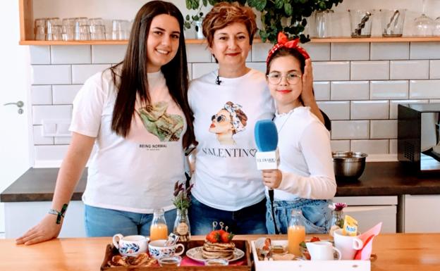 Pilar Llera, junto a sus hijas en la cocina.