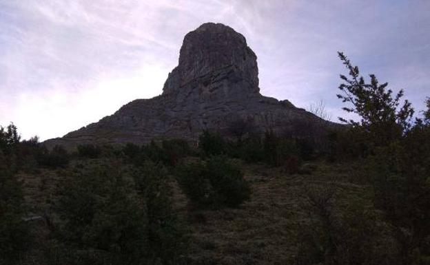 Impresionante «proa» de Peña Aro, desde el punto del camino donde se deja de ir paralelo a la pista, para bajar «a cañón» hasta la pista de Cozuela.