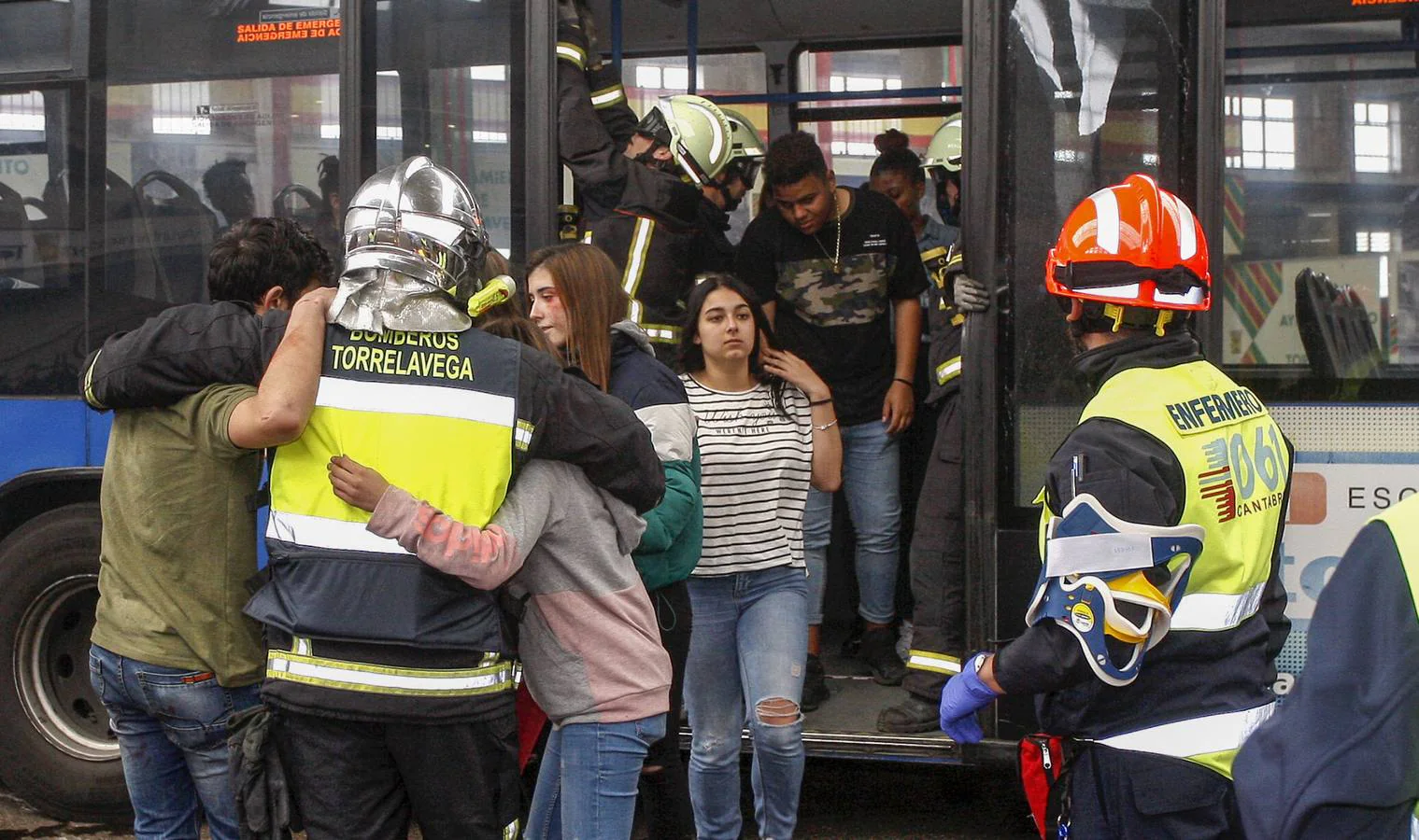 Momento en el que salen del interior los heridos.