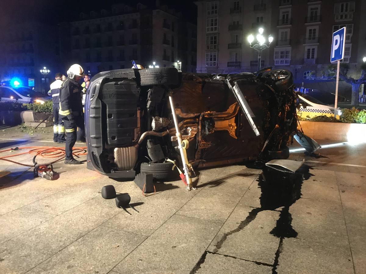 Un conductor ha tenido que ser excarcelado por los bomberos después de sufrir un accidente en Santander, junto al Palacete del Embarcadero, donde volcó después de chocar contra la rotonda