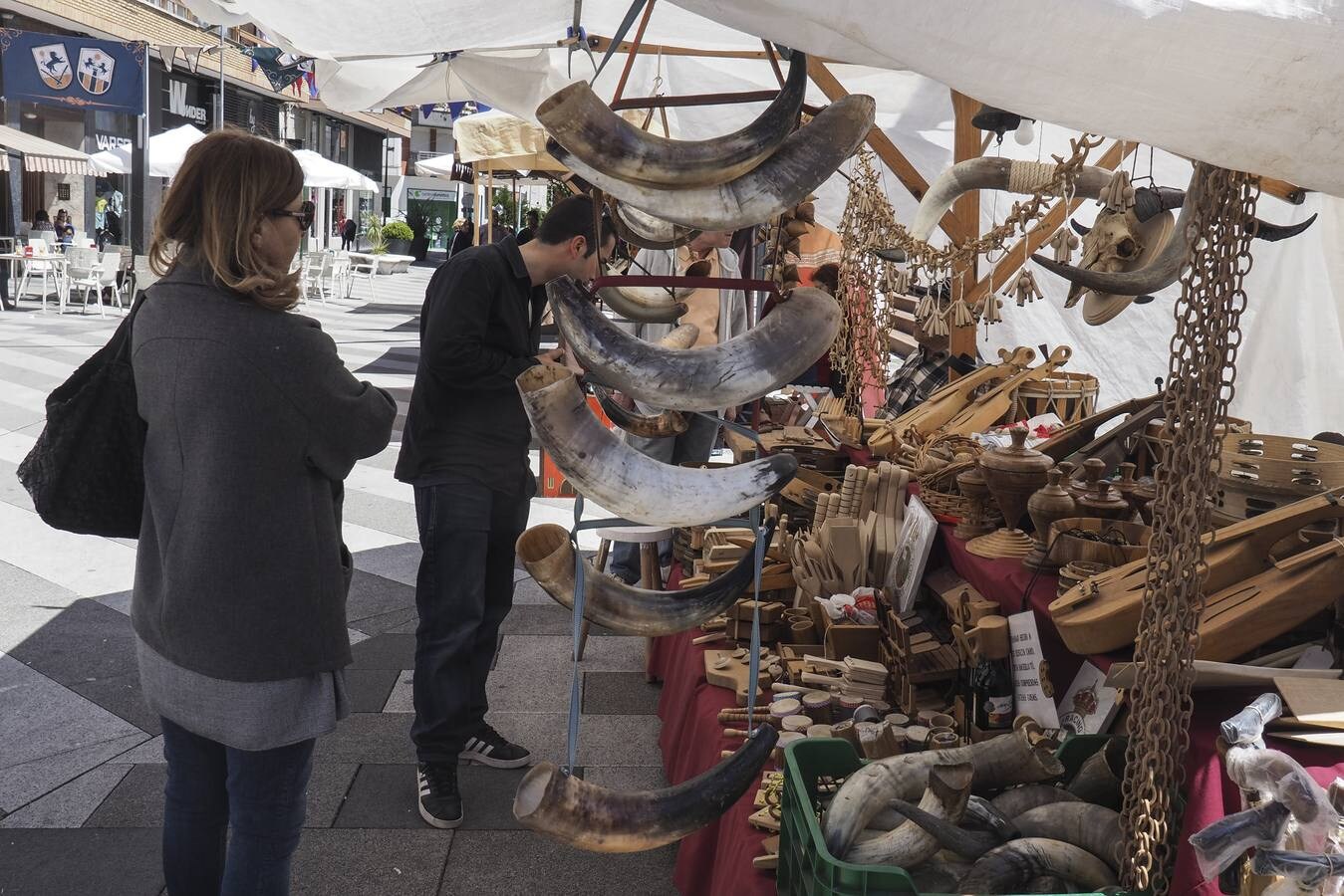 Fotos: Un mercadillo, un desfile y una comida popular marcan la fiesta en honor a Velarde en Camargo