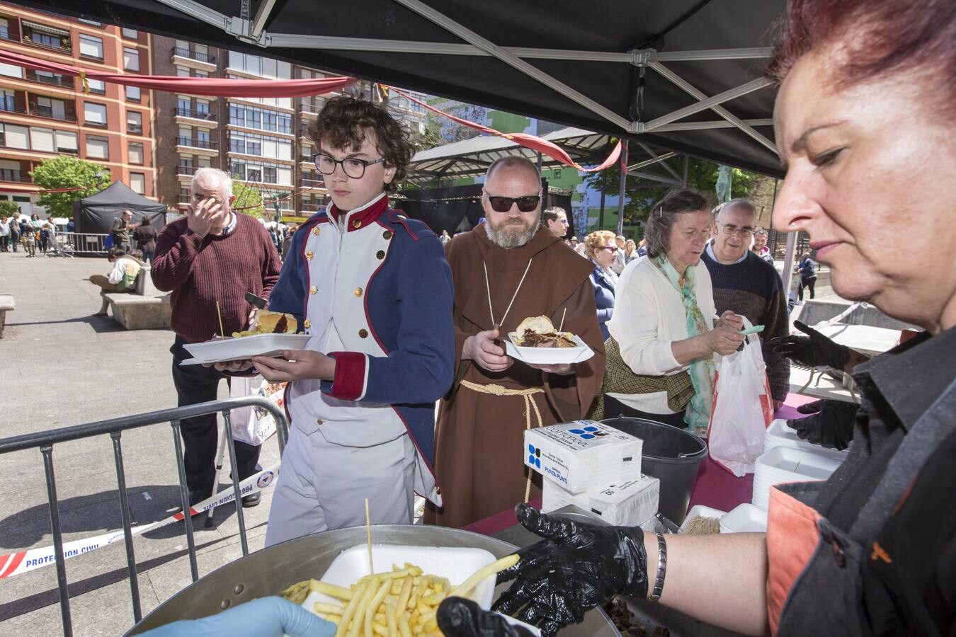 Fotos: Un mercadillo, un desfile y una comida popular marcan la fiesta en honor a Velarde en Camargo