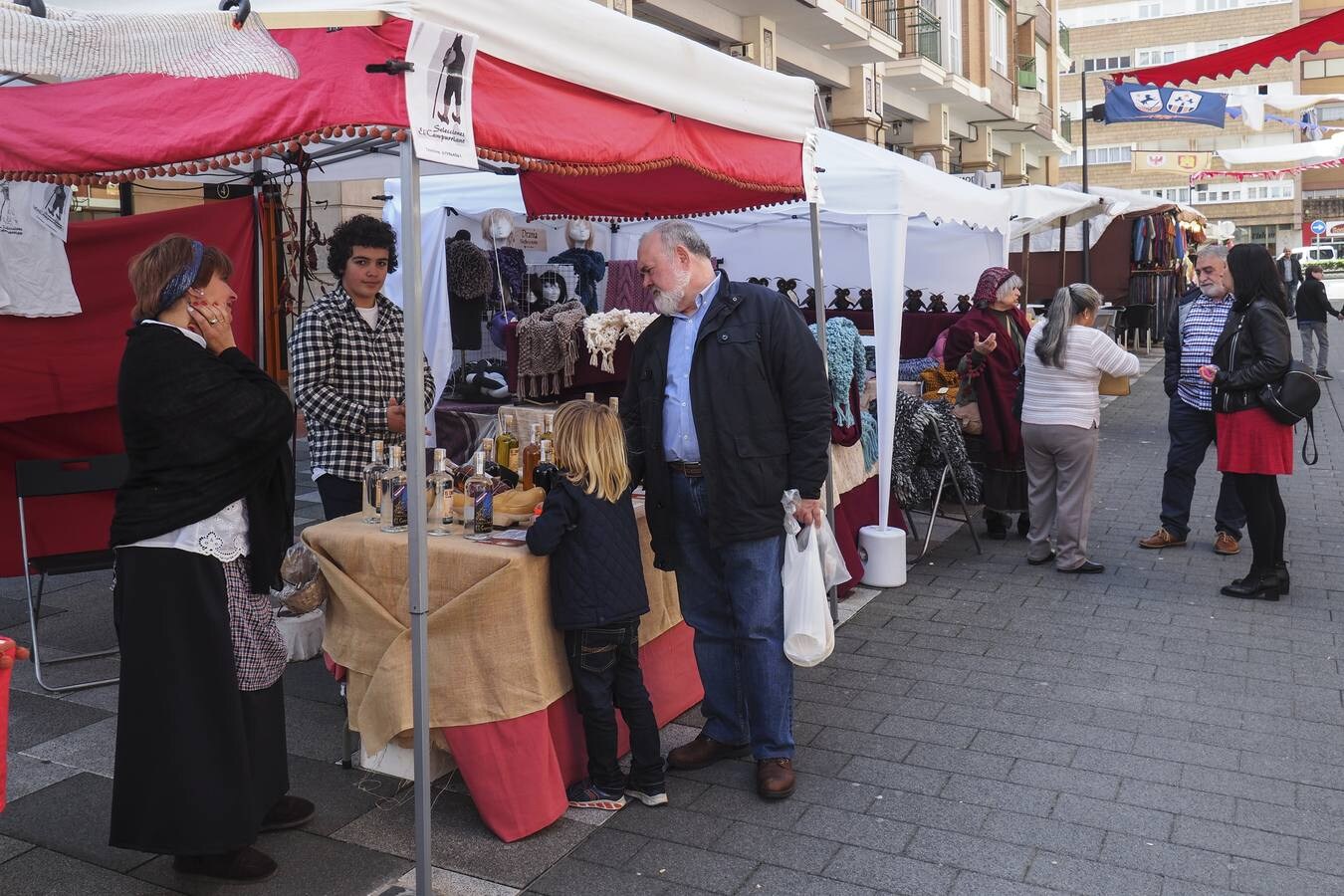 Fotos: Un mercadillo, un desfile y una comida popular marcan la fiesta en honor a Velarde en Camargo