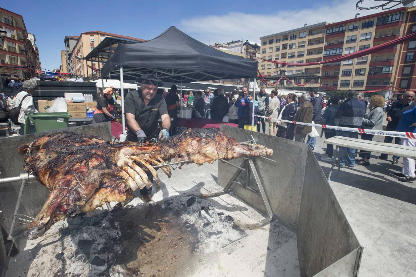 Fotos: Un mercadillo, un desfile y una comida popular marcan la fiesta en honor a Velarde en Camargo