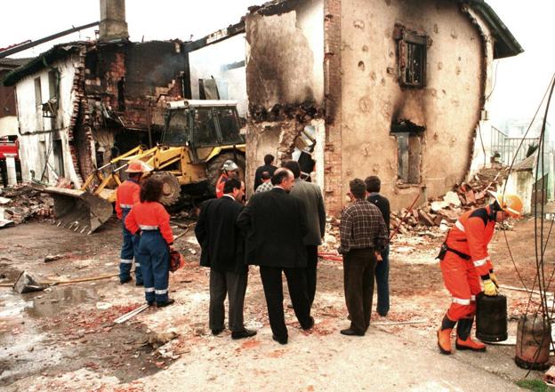 MAYO de 1999: Fue necesario derruir lo que quedó del edificio por el mal estado de la estructura tras la explosión.