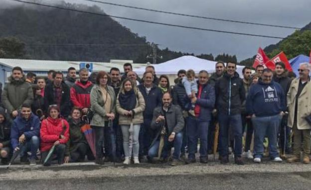 Los trabajadores se concentraron durante la jornada de paro de ayer junto a las instalaciones de la piscifactoría 