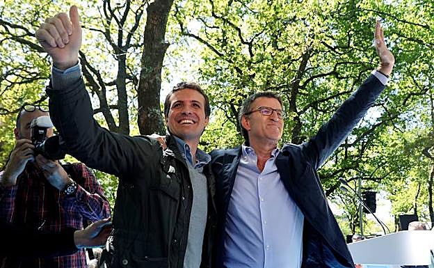 El líder del PP; Pablo Casado (i), y el presidente de la Xunta, Alberto Núñez Feijóo, durante un acto político en O Pino.