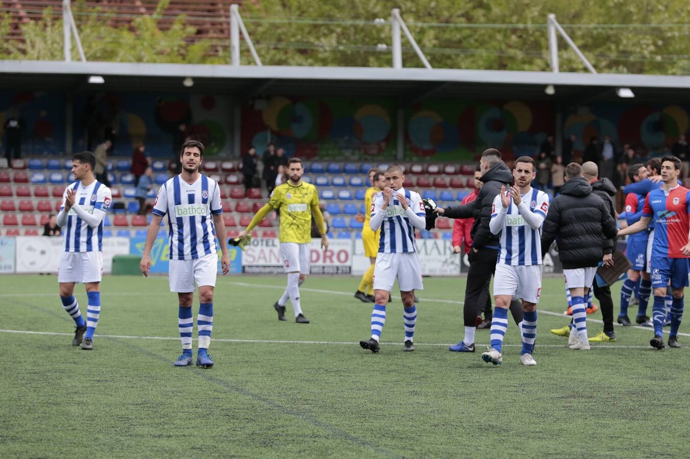 Fotos: La Gimnástica consuma su descenso en Langreo