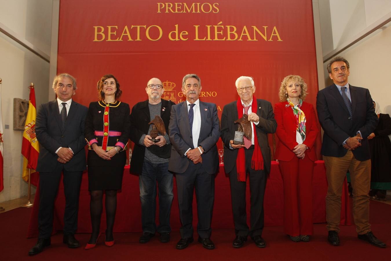 El cantautor cubano Silvio Rodríguez y el Padre Ángel han recibido la distinticón en Liebana de manos de Miguel Ángel Revilla.