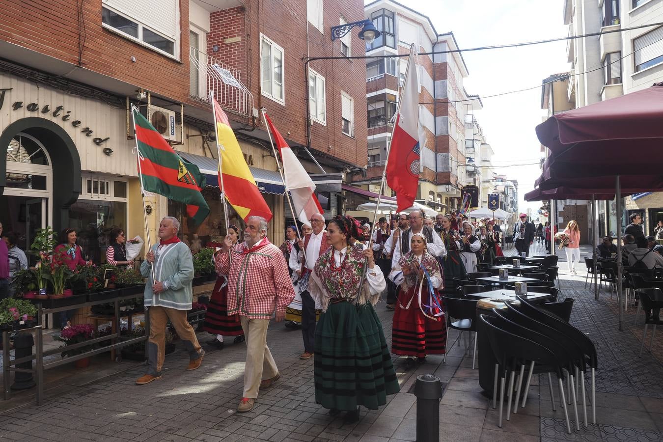 Desfile de gaitas y tambores por las calles de Santoña.