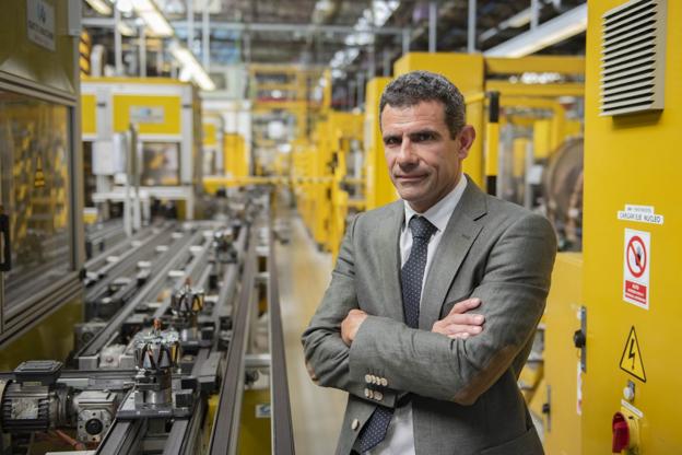  Mirada al futuro. Iñaki Calvo, esta semana en el interior de la planta que SEG Automotive tiene en la localidad cántabra de Treto. 