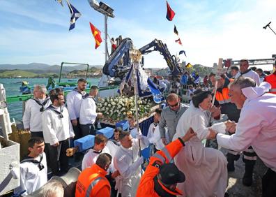 Imagen secundaria 1 - Miles de barquereños honran por tierra y mar a su Virgen en la fiesta de La Folía