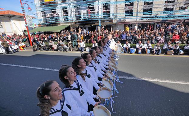 Imagen principal - Miles de barquereños honran por tierra y mar a su Virgen en la fiesta de La Folía