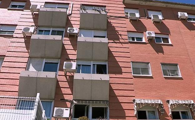 ista del edificio donde se ubica la vivienda en la calle Reyes Católicos de la localidad madrileña de Parla, donde la Policía ha hallado el cadáver de una mujer que presentaba signos de violencia. 