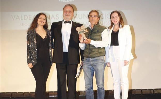 Imagen principal - Premio para El Diario. El Festival Internacional de Cine de Piélagos concedió este año su premio Valdearenas a El Diario Montañés por su apoyo al certamen y a la cultura. José Berros, responsable del festival entregó este galardón a Luis Palomeque. 