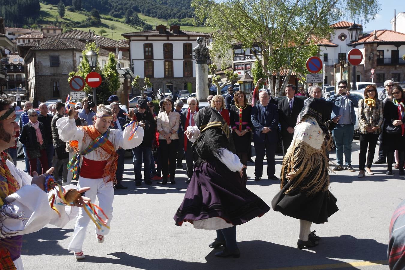 Imagen secundaria 1 - 1. Rodríguez firma partituras a la Camerata Coral de la UC. | 2. Brañaflor interpretó bailes y canciones tradicionales. | 3. Los dos protagonistas posan con los premios.