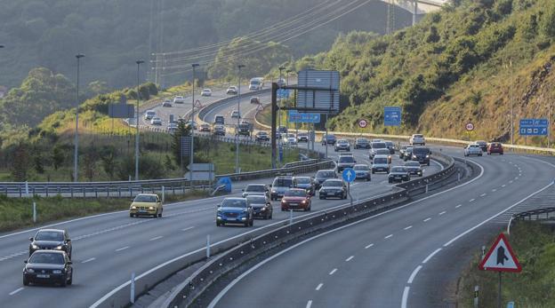 Los vehículos transitan por la A-8, la autovía que conecta el Cantábrico, a la altura de Ontón. :