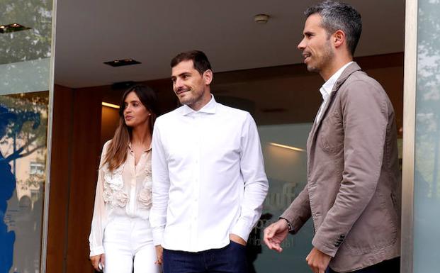 Iker Casillas y Sara Carbonero, a la salida del hospital. 