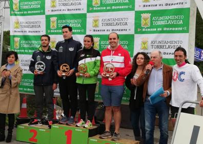 Imagen secundaria 1 - Arriba, el podio por equipos femenino. Abajo, el podio del Campeonato Universitario y el podio de la categoría Veteranos 1.