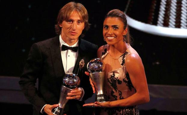 Modric y Marta, los dos últimos galardonados con el 'The Best' al mejor y la mejor futbolista. 