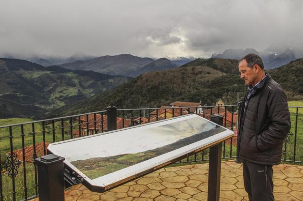 Félix Sánchez, vecino de Cahecho, contempla el panel instalado en el mirador.