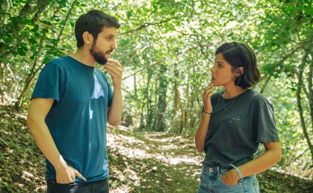 El director Jon Mikel Caballero e Iria del Río en el rodaje de 'El increíble finde menguante'.