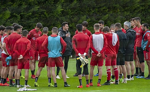 Ania conversa con sus jugadores durante el entrenamiento de este miércoles.
