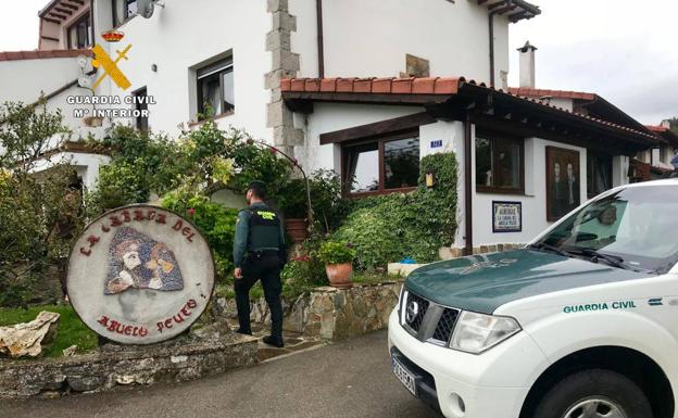 Agentes de la Guardia Civil, en el albergue de Güemes, donde fueron detenidos los dos varones.